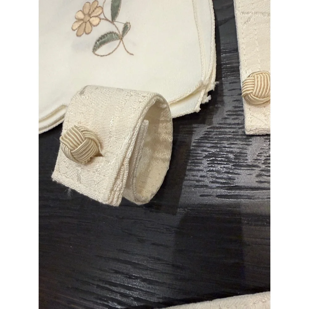 Napkin‎  Cream Embroidered Daisy and Jacquard Rings Set of 8 Napkings 7rins